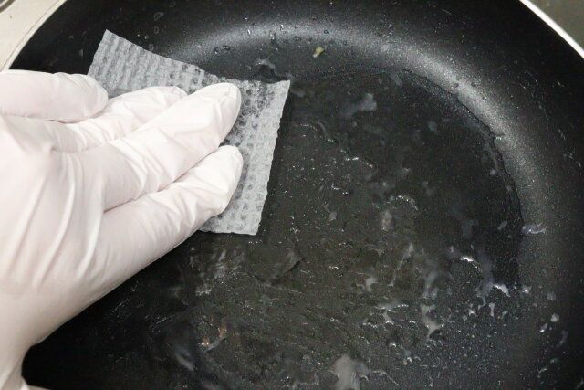 ダイソーのちょこっとお掃除シートでフライパンを洗う