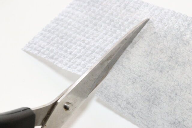 ダイソーのちょこっとお掃除シートをカットする