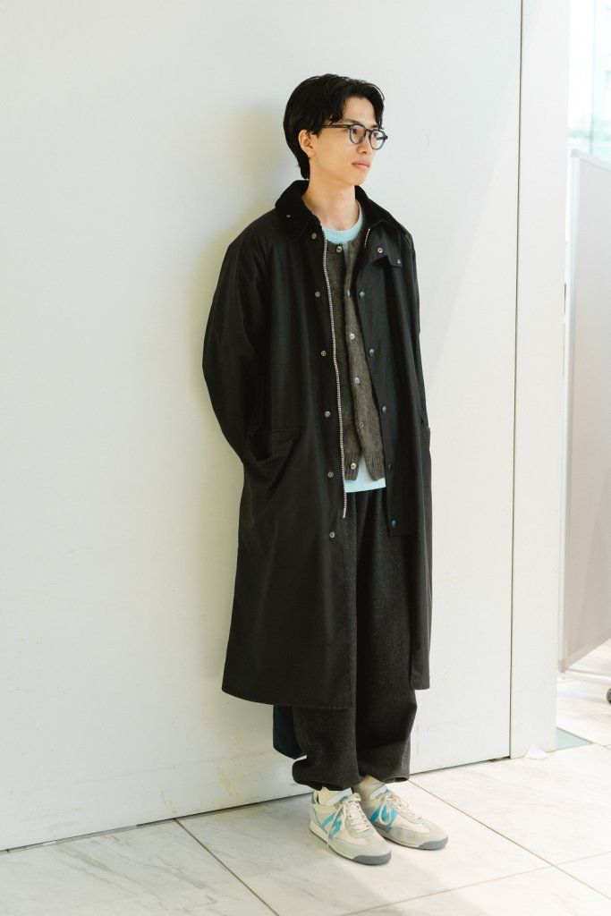 清涼感のあるブルーをセンス良く取り入れた冬の装い。肩の力を抜いたバランス感がカギ【ファッジ クリスマスマーケット】