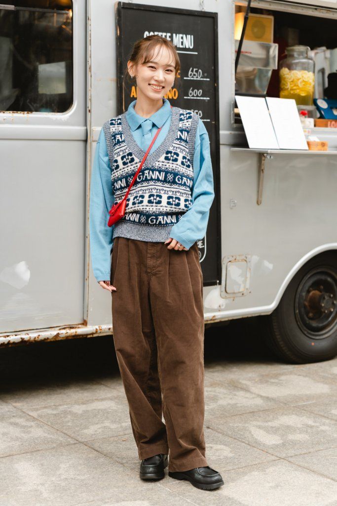 清涼感のあるブルーをセンス良く取り入れた冬の装い。肩の力を抜いたバランス感がカギ【ファッジ クリスマスマーケット】