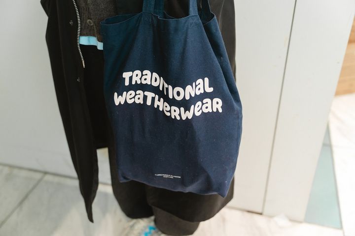 清涼感のあるブルーをセンス良く取り入れた冬の装い。肩の力を抜いたバランス感がカギ【ファッジ クリスマスマーケット】