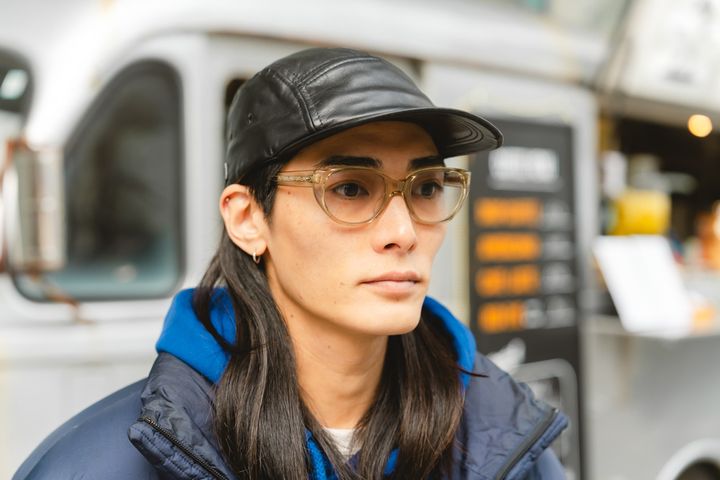 清涼感のあるブルーをセンス良く取り入れた冬の装い。肩の力を抜いたバランス感がカギ【ファッジ クリスマスマーケット】