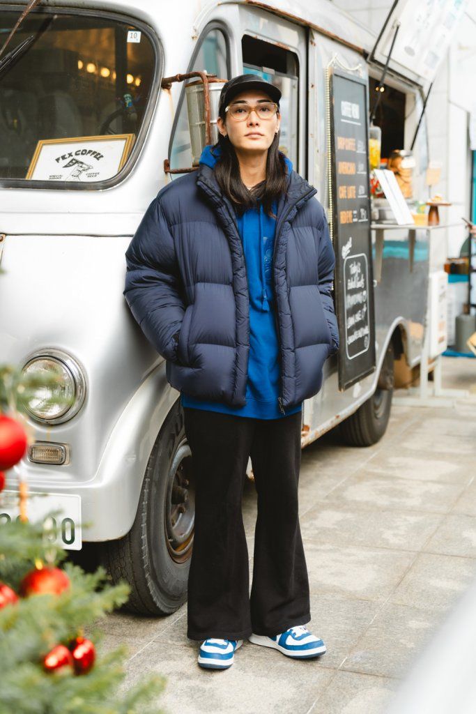 清涼感のあるブルーをセンス良く取り入れた冬の装い。肩の力を抜いたバランス感がカギ【ファッジ クリスマスマーケット】