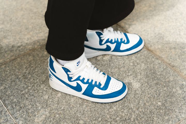 清涼感のあるブルーをセンス良く取り入れた冬の装い。肩の力を抜いたバランス感がカギ【ファッジ クリスマスマーケット】