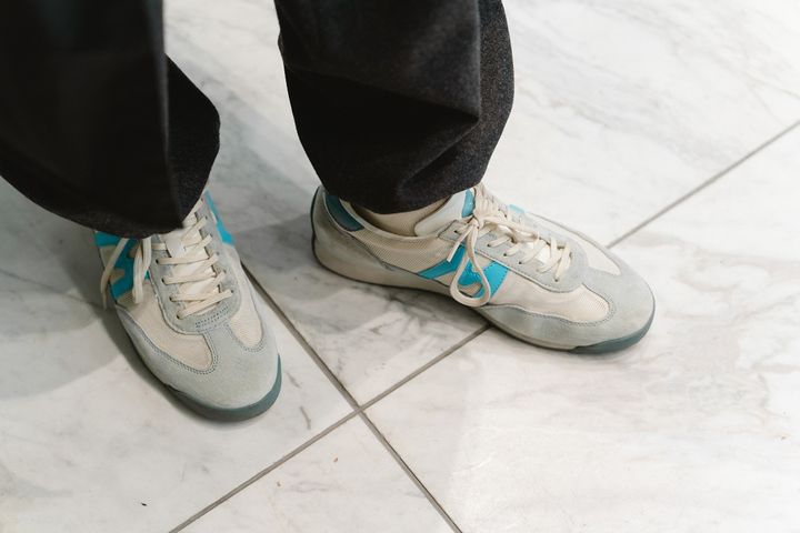 清涼感のあるブルーをセンス良く取り入れた冬の装い。肩の力を抜いたバランス感がカギ【ファッジ クリスマスマーケット】