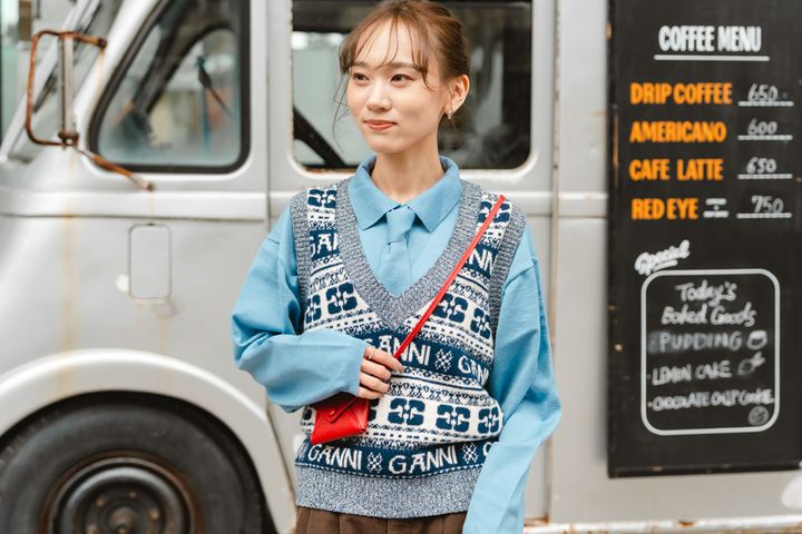 清涼感のあるブルーをセンス良く取り入れた冬の装い。肩の力を抜いたバランス感がカギ【ファッジ クリスマスマーケット】