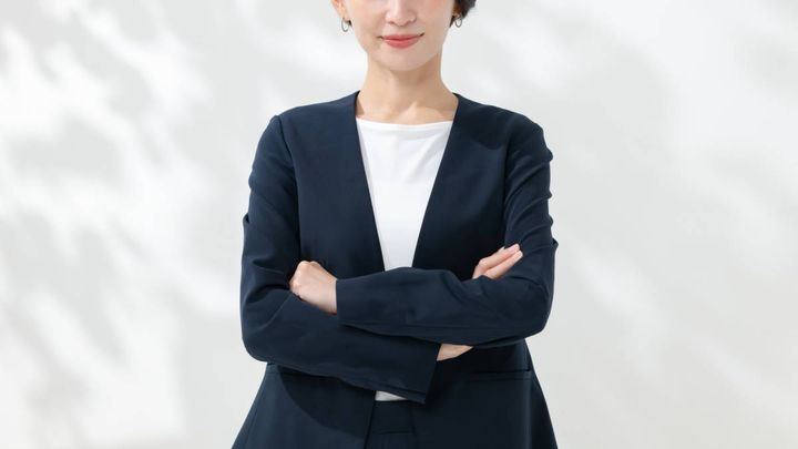 腕組みをする人