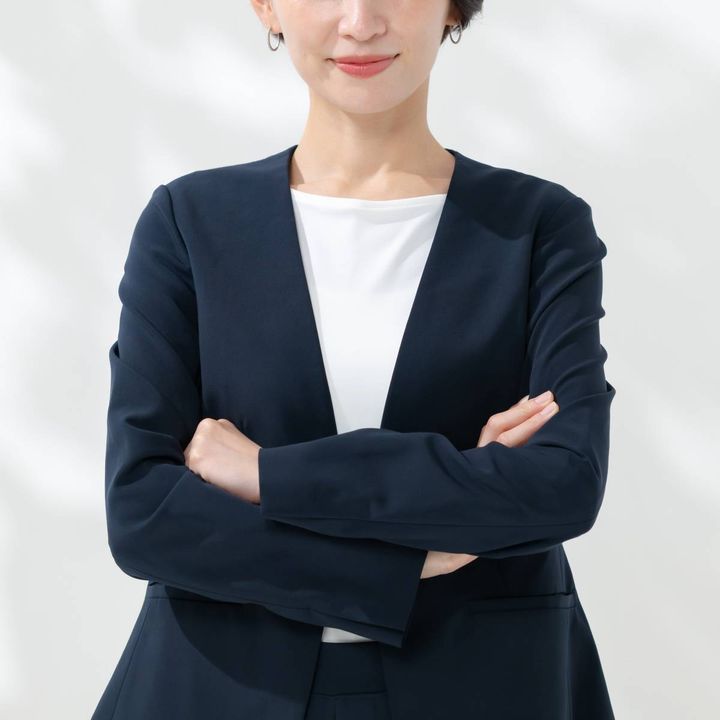 腕組みをする人