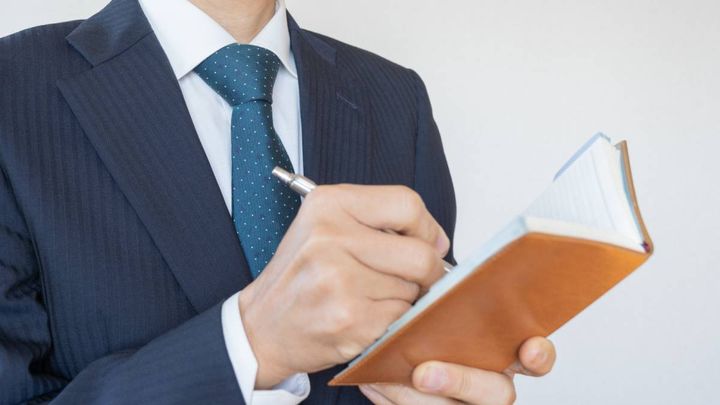 手帳に書き込む人