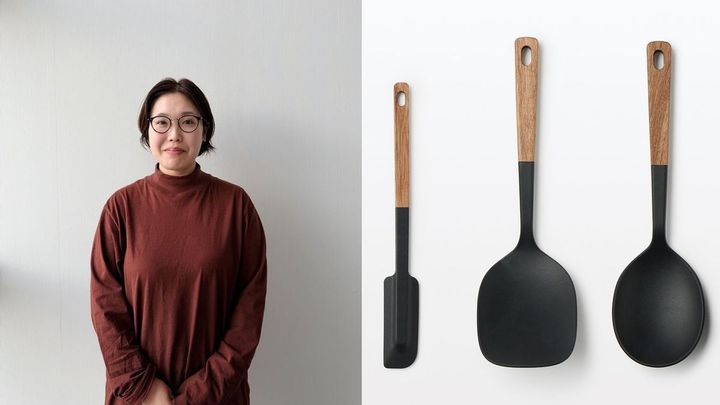 「目指す硬さと最適なしなり具合を再現するため何パターンも試作品を作りました」と語る良品計画生活雑貨部の野瀬知美さん（左）と木柄のシリコーンスプーンシリーズ（右）