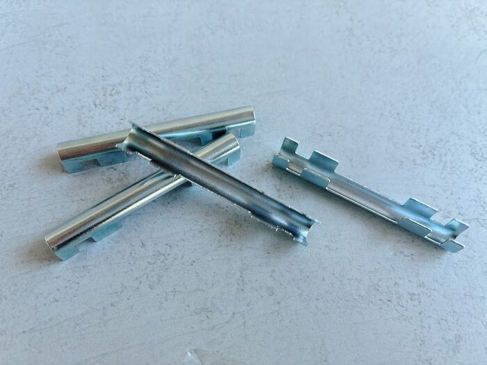 【キャンドゥ】バキッと折れた傘の「骨折」が復活！？簡単すぎる…謎の金具が優秀すぎました。