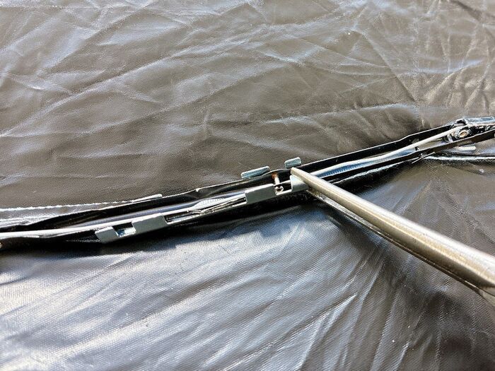 【キャンドゥ】バキッと折れた傘の「骨折」が復活！？簡単すぎる…謎の金具が優秀すぎました。