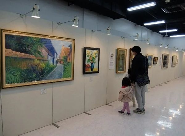 【東京都渋谷区】「絵画展 口と足で表現する世界の芸術家たち」開催。画家による実演も