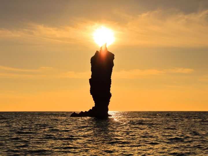 All About ニュース編集部が全国250人を対象に実施した好き＆行ってみたい絶景スポットに関するアンケートの調査結果から、好き＆行ってみたい「島根県の絶景スポット」ランキングを発表！ 2位「ローソク島（隠岐の島町）」を抑えた1位は？