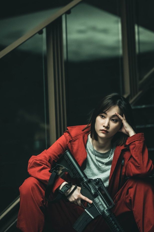 北朝鮮で生まれ育った元軍人のトーキョー。目標を成功させるべくがむしゃらに突き進む(「ペーパー・ハウス・コリア: 統一通貨を奪え」) [c]Netflix