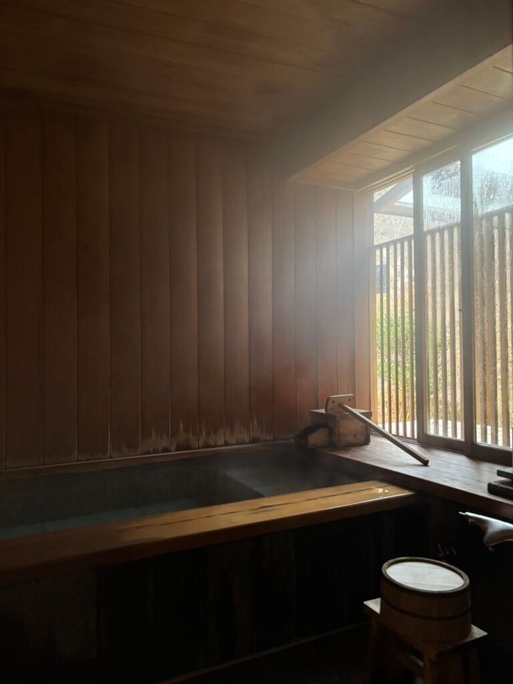 かみのやま温泉『名月荘』の檜風呂