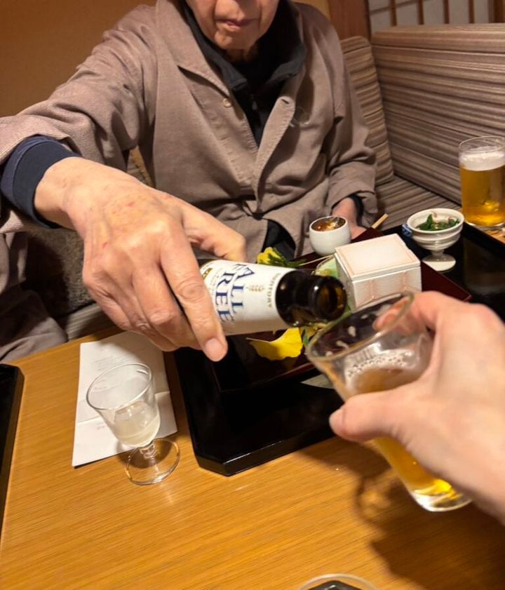 温泉宿でビールを楽しむひととき