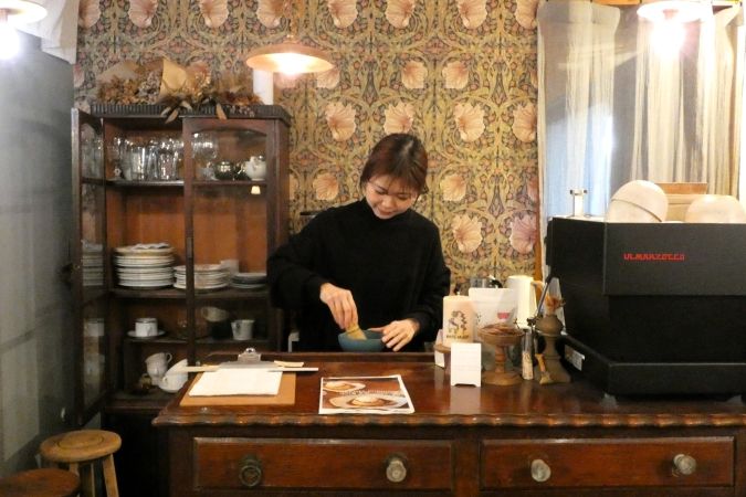 KAFE MJUK 店主がお茶を点てているところ