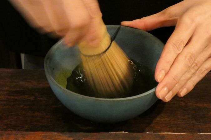 KAFE MJUK お茶を点てているところ