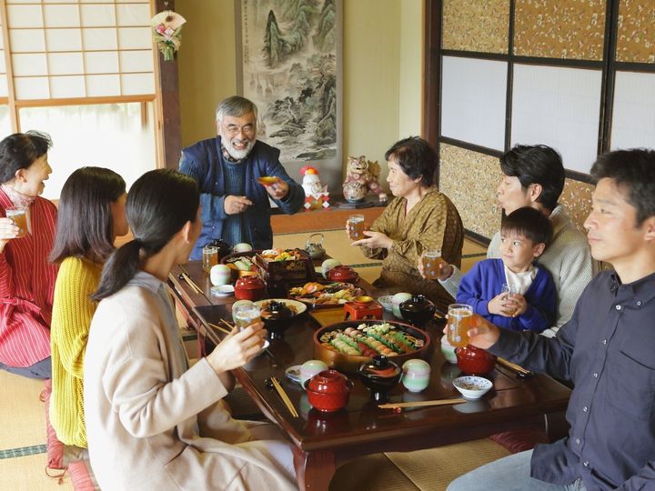 【公認心理師が回答】お正月の帰省が楽しみな人もいる一方、親戚や義理の家族とのお付き合いがストレスという人も少なくありません。人間関係が少し煩わしいと感じても、心穏やかに過ごすコツをご紹介します。