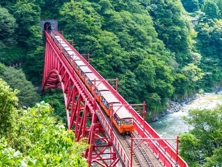 All About ニュース編集部が全国250人を対象に実施した「日本の絶景スポット（渓谷・滝・湖など）に関するアンケート」の調査結果から、好き＆行ってみたい「日本の渓谷」ランキングを発表！ 2位「黒部峡谷（富山県）」を抑えた1位は？