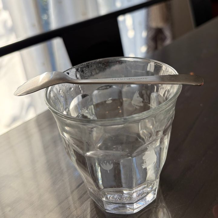 コップの上にスプーンを置いているところ