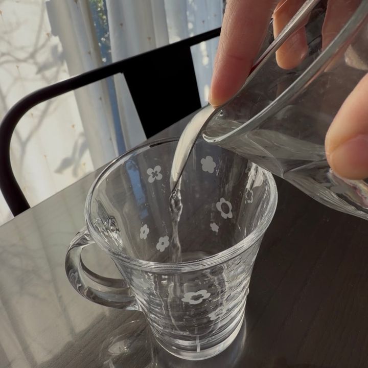 スプーンを使って飲み物を注いでいるところ