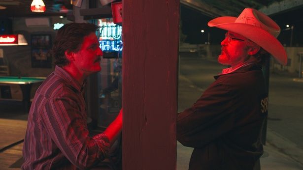 最低限の照明によって撮影された夜のシーン [C] 2025 Joe Cross For Mayor Rights LLC. All Rights Reserved.