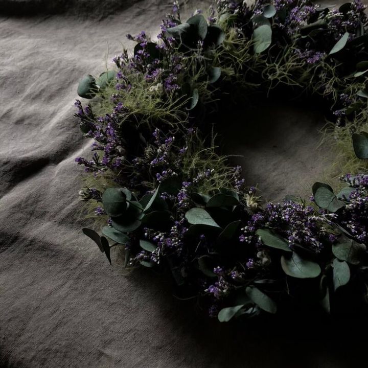 クリスマスリース。グリーンがメインで、小さな花や実を添えたリースは、クリスマスシーズン問わず飾り続けられます。