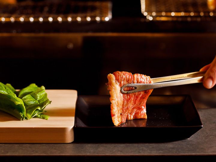 六本木『焼肉 東京24区』の焼き上がった肉