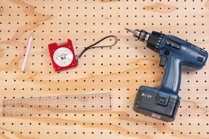 壁を傷つけないバイクギア収納術！ヘルメットラック・有孔ボード棚の自作ガイド