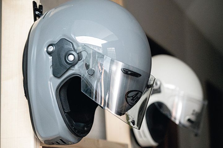 壁を傷つけないバイクギア収納術！ヘルメットラック・有孔ボード棚の自作ガイド