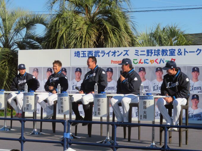 （左から）埼玉西武ライオンズの柘植世那選手、平沼翔太選手、村田怜音選手、杉山遙希投手、齋藤大翔選手 