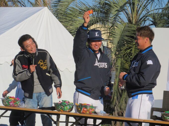 昨年優勝した中山秀征に勝った柘植選手（中央）