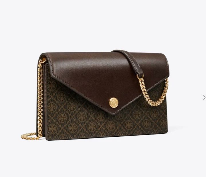 Tモノグラム コーテッドキャンバス エンベロープ チェーンウォレット ¥71,500／TORY BURCH（トリー バーチジャパン 0120-705-710）