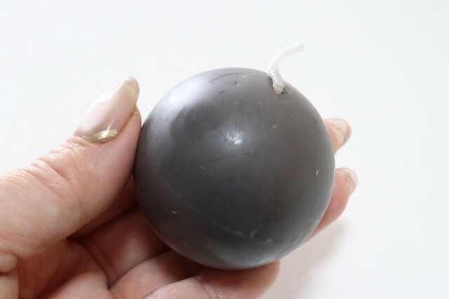 ダイソーのキャンドル（ボール、ダークブラウン）のビジュアル