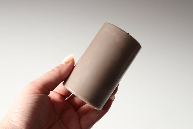 ダイソーのキャンドル（円柱、高さ9cm、ライトブラウン）のビジュアル