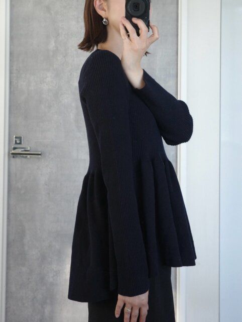 GUペプラムニットプルオーバーの横からの丈感