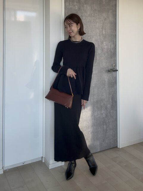 GUペプラムニットプルオーバーのタイトスカートコーデ