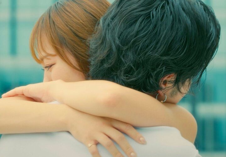 【写真・画像】子供のように泣じゃくり…元彼と復帰したい34歳美女、再会した途端、涙止まらず 1枚目