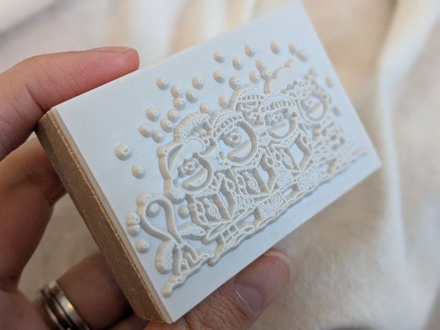 雪の中のスヌーピーたちがデザインされたスタンプのゴム面アップ