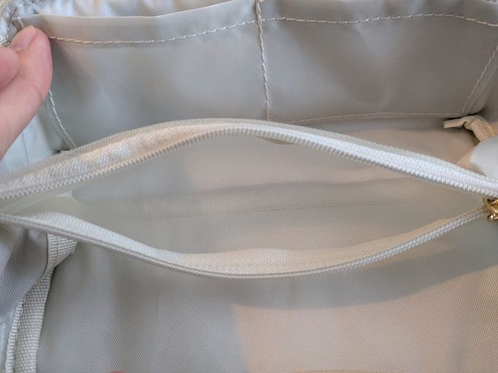 kippis（キッピス）さくらんぼ柄マルチケース 中央のファスナーポケット