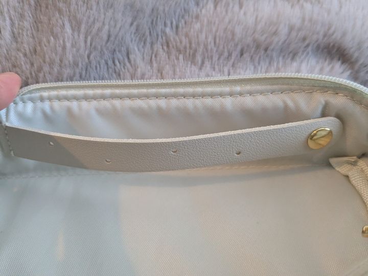 kippis（キッピス）さくらんぼ柄マルチケース 内側のベルトとスナップボタン