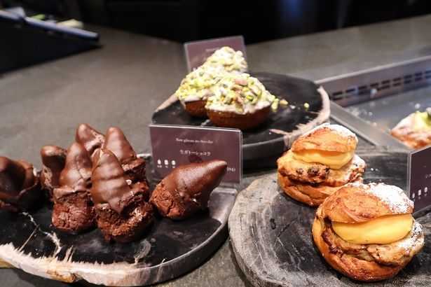 生ガトーショコラ(写真手前左)やシュービスケットカスタード(写真手前右)などクリームを使った生ベイクも