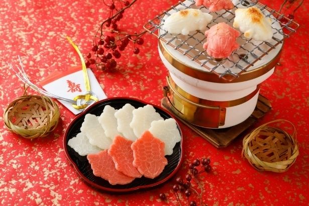 焼くと亀の形にぷくっとふくらむ餅「紅白亀甲餅(8枚入り)」(1188円)