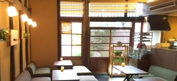 ゆったりとくつろぎのひとときを楽しめる座り心地のよいソファがレイアウトされている