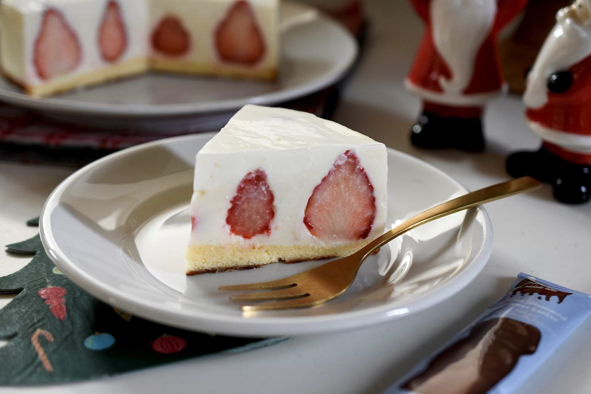 スポンジ土台で作るいちごのレアチーズケーキ
