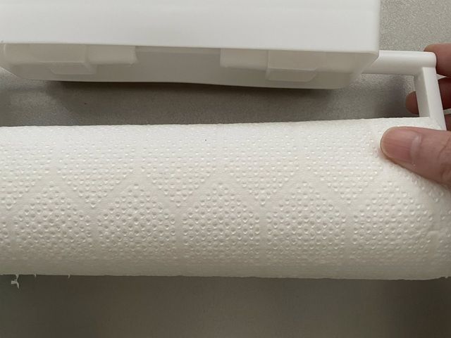 ダイソー ラップ＆キッチンペーパーホルダー アームを両側から内側に押し込む