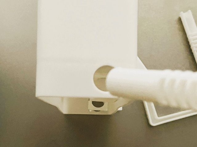 ダイソー ラップ＆キッチンペーパーホルダー ラップホルダーの穴にアームを入れる