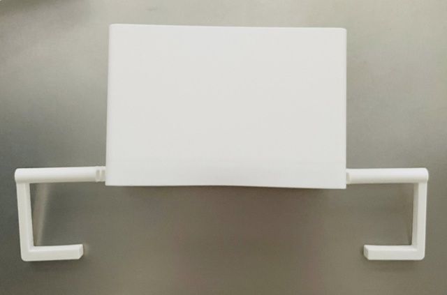 ダイソー ラップ＆キッチンペーパーホルダー アームを広げる